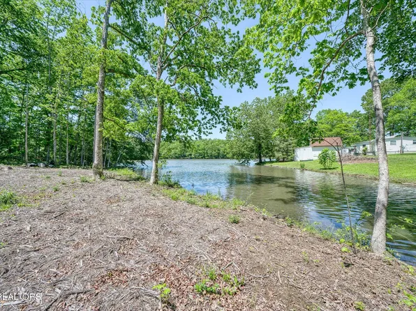 137 Broken Arrow Dr, Crossville, TN 38572