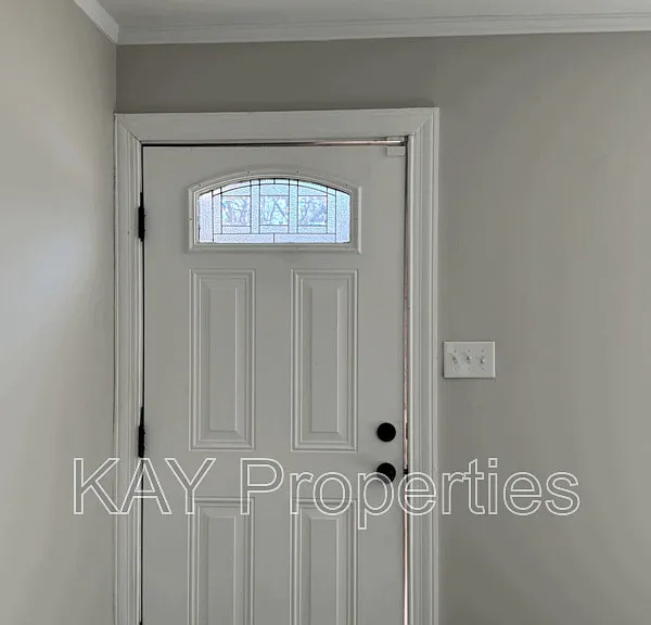 1200 E Holly St — Photo 3