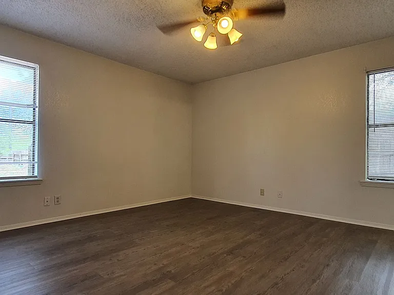 2922 N Oakes St — Photo 14