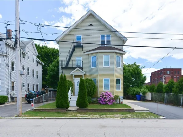 35 Hunts Ave, Pawtucket, RI 02861