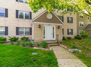 142 E Winchester Rd APT C, Libertyville, IL