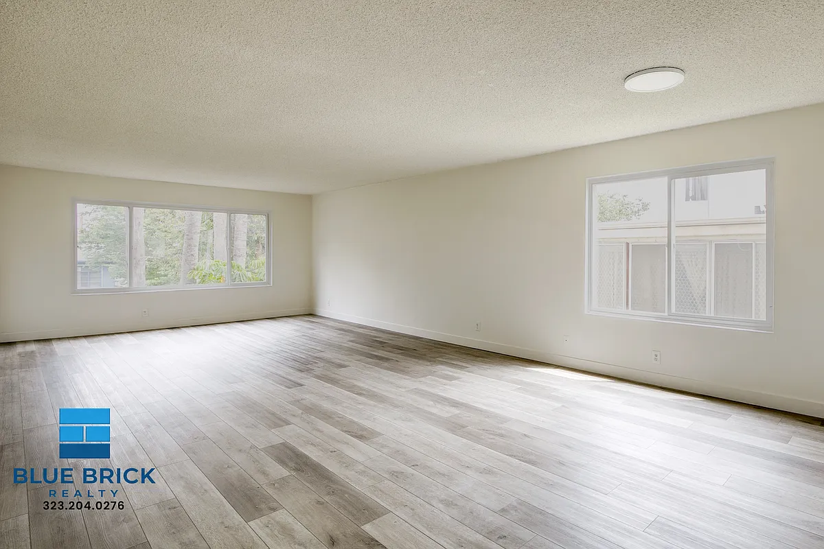 Building Photo - 221 S Reeves Dr #202
