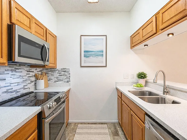 7069 N Holiday Dr — Photo 8