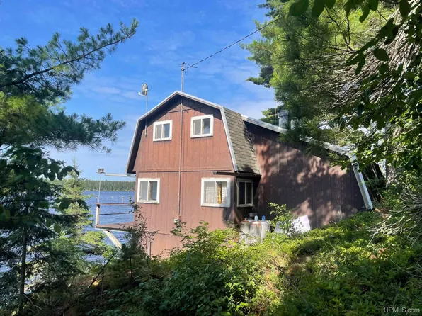 401 N Basin Dr, Ishpeming, MI 49849