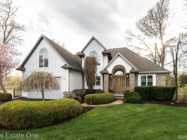 9910 Timothy Ln, South Lyon, MI 48178