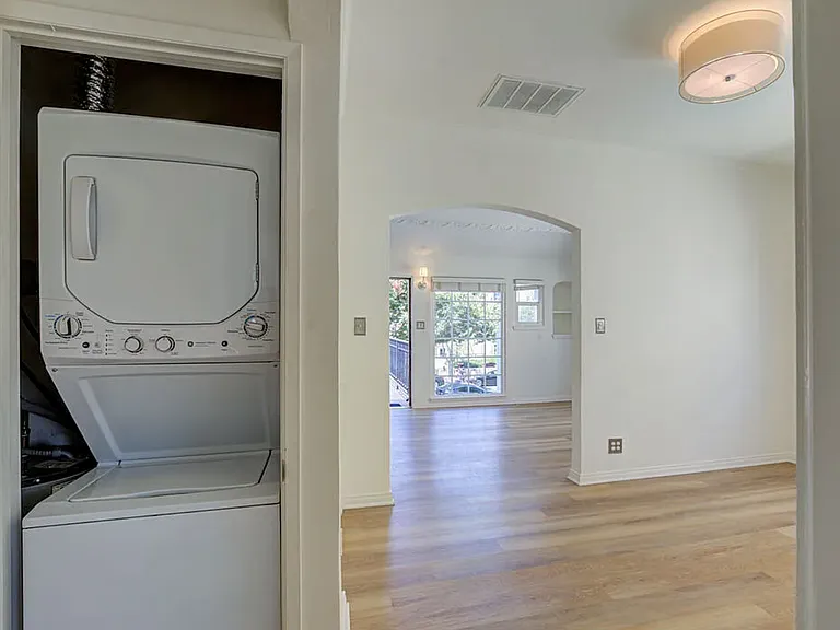 320-322 S Reeves Dr — Photo 9