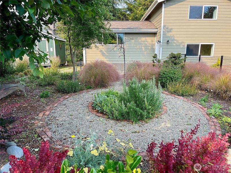 4th image of 142 N Port Loop NW