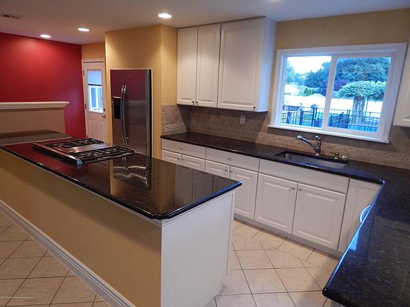 5th image of 919 Alden Dr