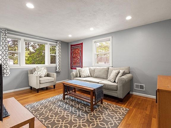 5th image of 301 Hardy Pond Rd