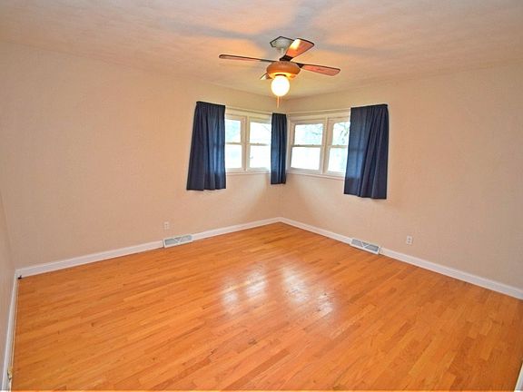 4th image of 3312 Calumet Ave
