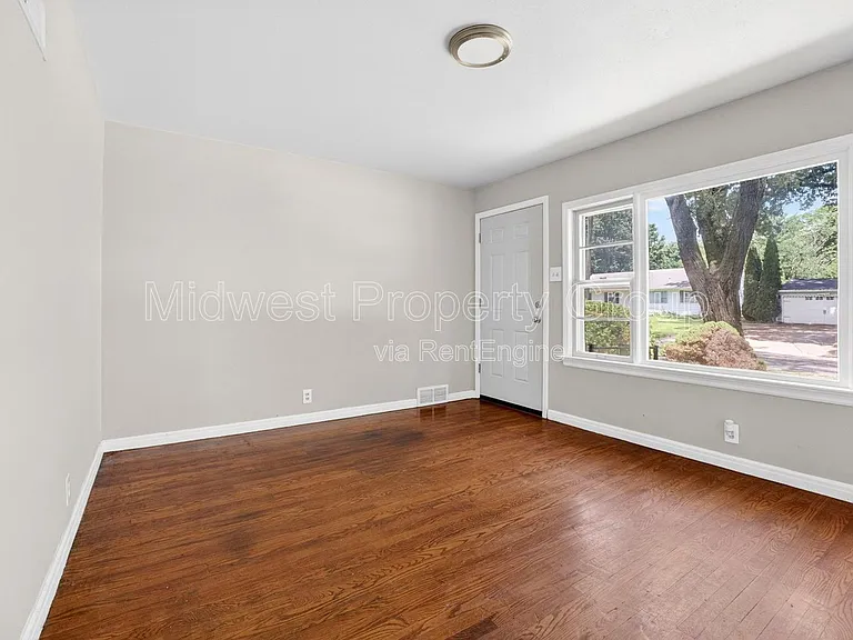 10027 Lilac Ave — Photo 2