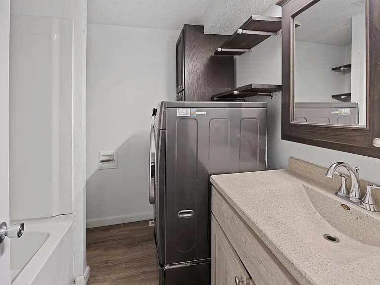 110 S Conrey St — Photo 6