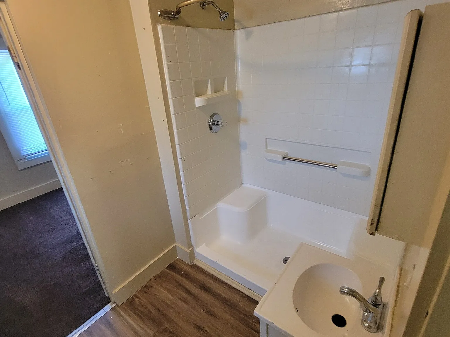 4 bed, 2.0 bath, $925 — Photo 2