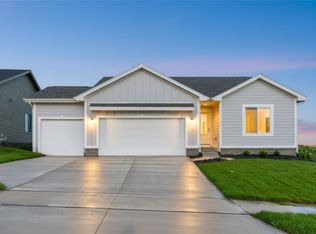 3201 Marigold Cir, Pella, IA 50219