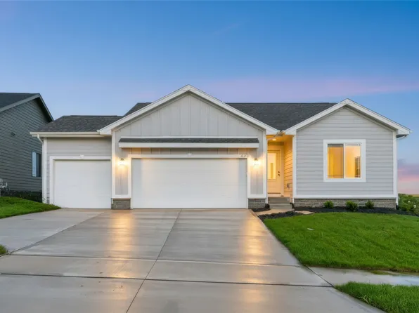 3201 Marigold Cir, Pella, IA 50219