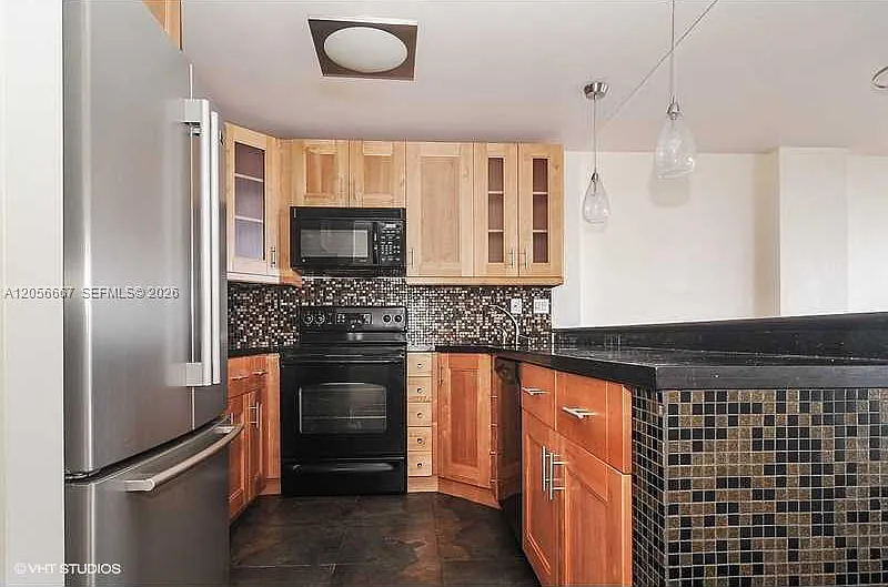 Charter Club Condo — Photo 3