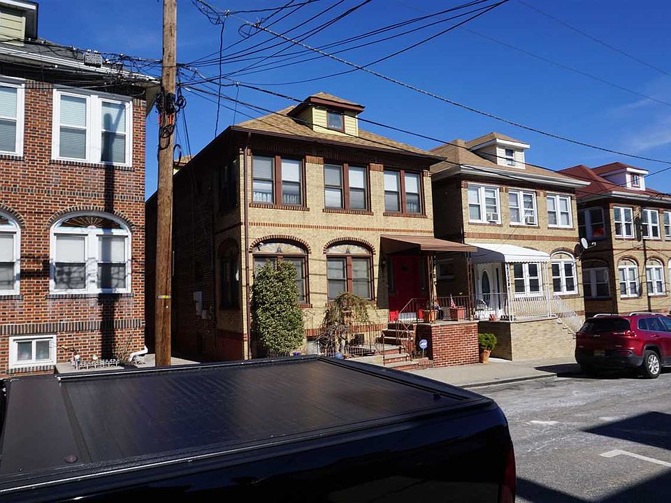 2nd image of 140 Hillcrest Pl