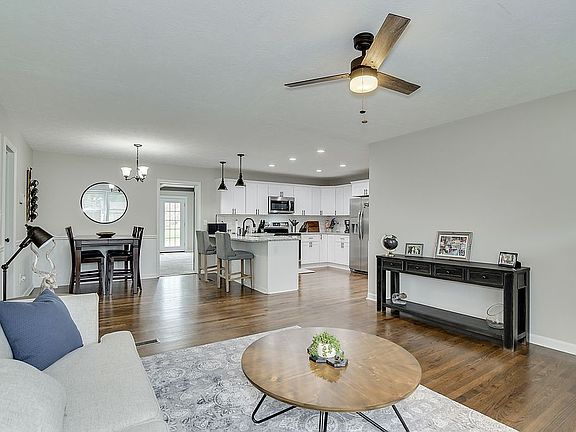 3rd image of 2418 Castlewood Dr