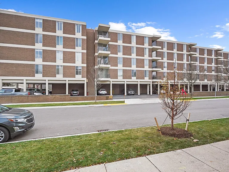 600 W Brown St #109 — Photo 35