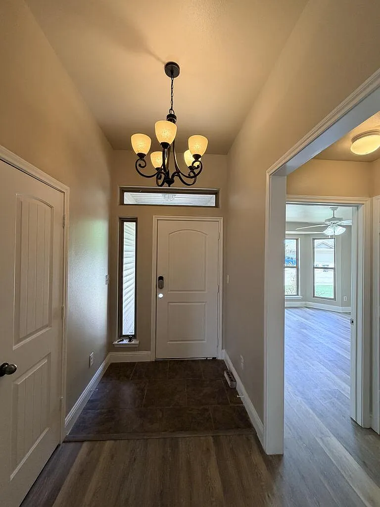 3 bed, 2.0 bath, 1630 sqft, $2,200 — Photo 3