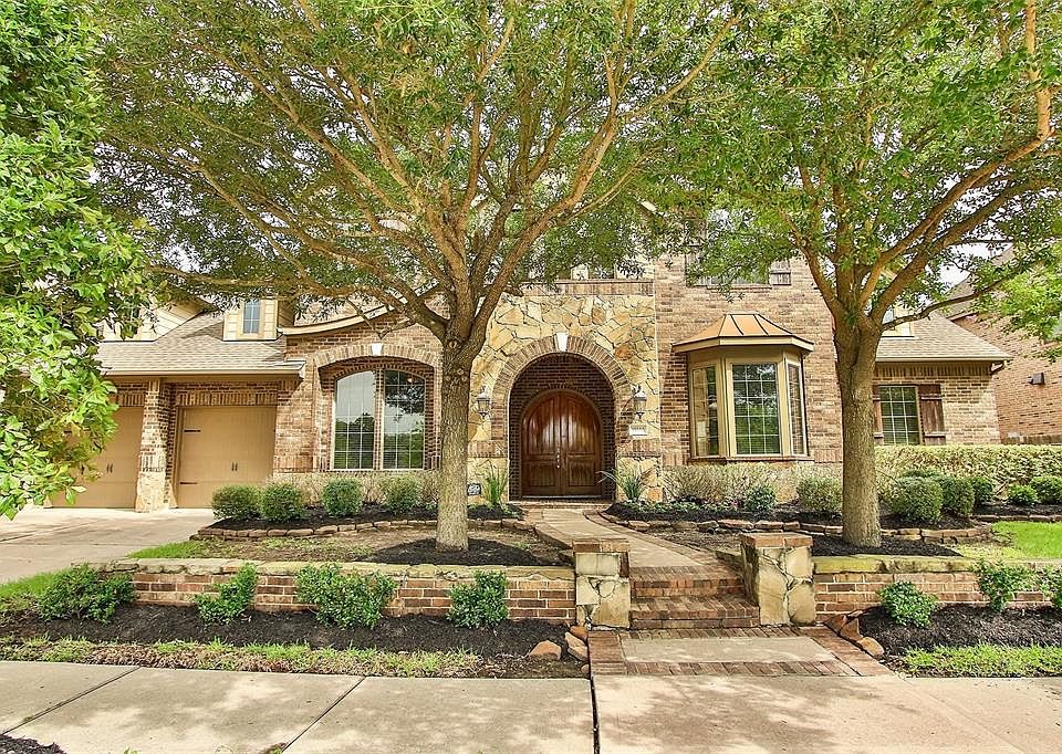 Welcome home! Beautiful stone elevation on this 2 story Trendmaker home. 4 bedrooms/3.5 bath with a 3 car tandem garage.
