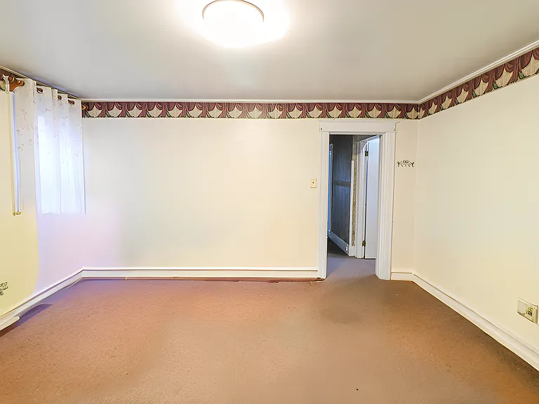 LIVING ROOM (UN-STAGED)