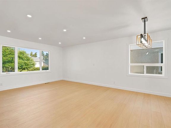 4th image of 19 E Mardale Cres NE