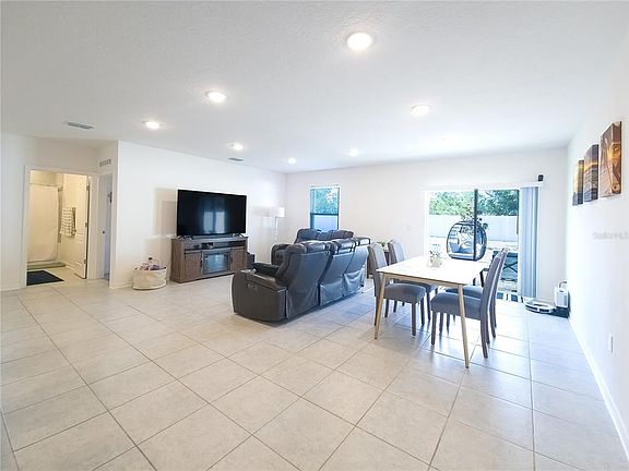 2nd image of 8 Rocking Ln