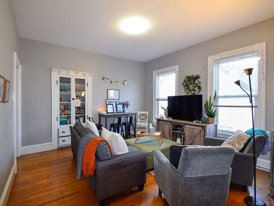 85 Surrey St #2