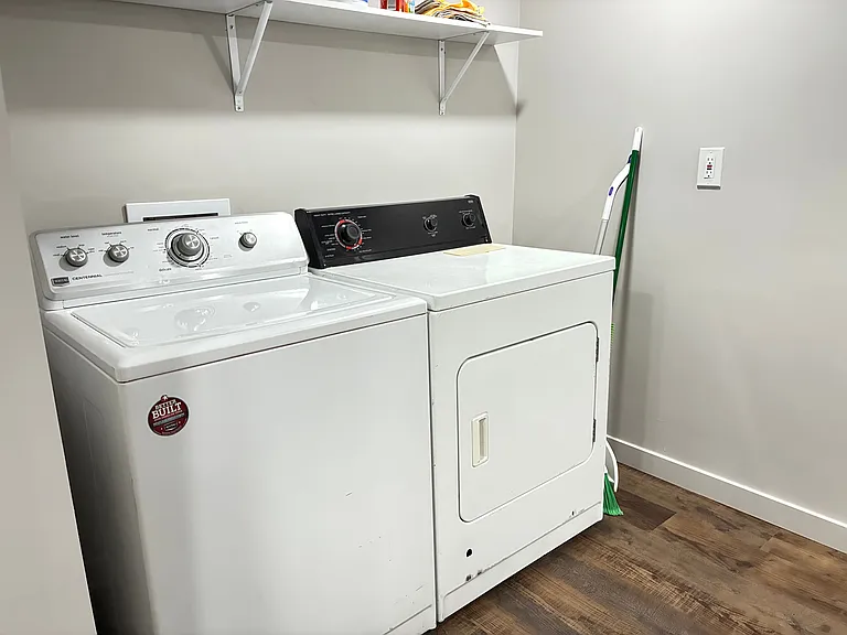 2 bed, 1.0 bath, 1024 sqft, $2,000 — Photo 46
