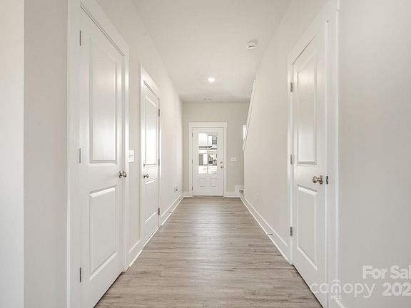 4th image of 109 Silverwood Ct