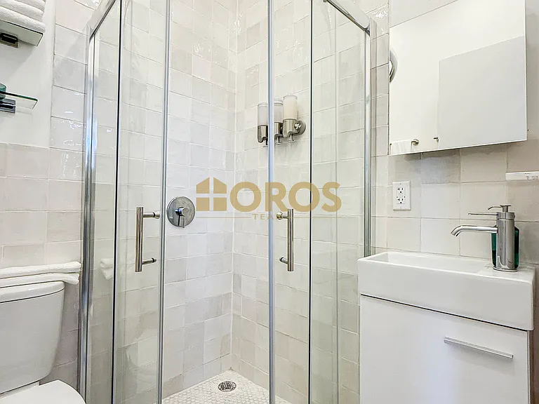 322 E 11th St #18 — Photo 9