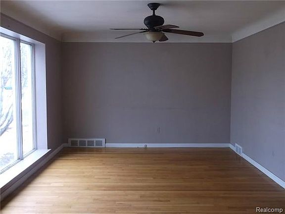 3rd image of 29715 Rosslyn Ave