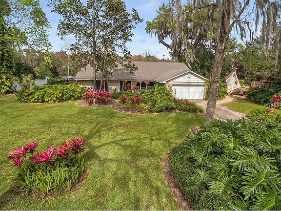 3rd image of 827 Live Oak Ln