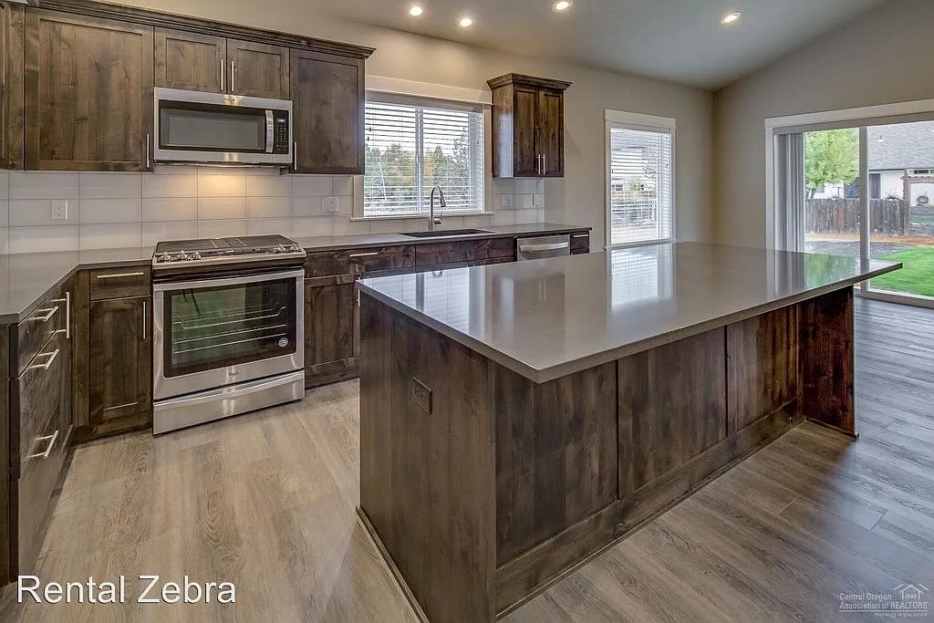 919 NW Oak Ln photo 1