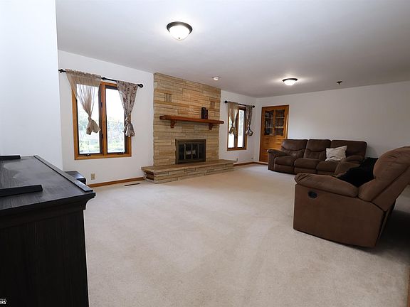 3rd image of 202 W Meadow Ln