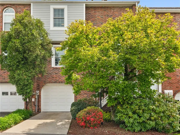 226 Carters Grove Dr, Gibsonia, PA 15044