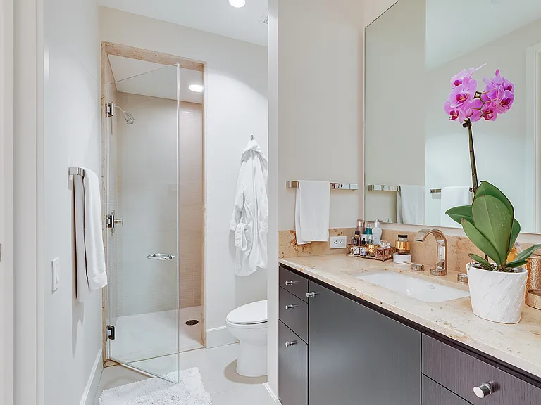2408 Victory Park Ln #1233 — Photo 16