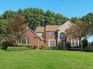 13802 Forest Ridge Cir, South Lyon, MI 48178