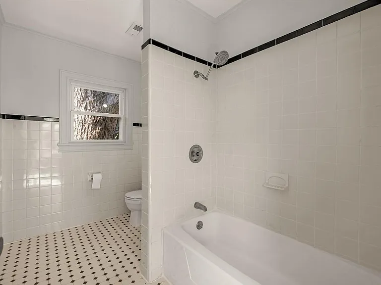 2415 Columbia St — Photo 18