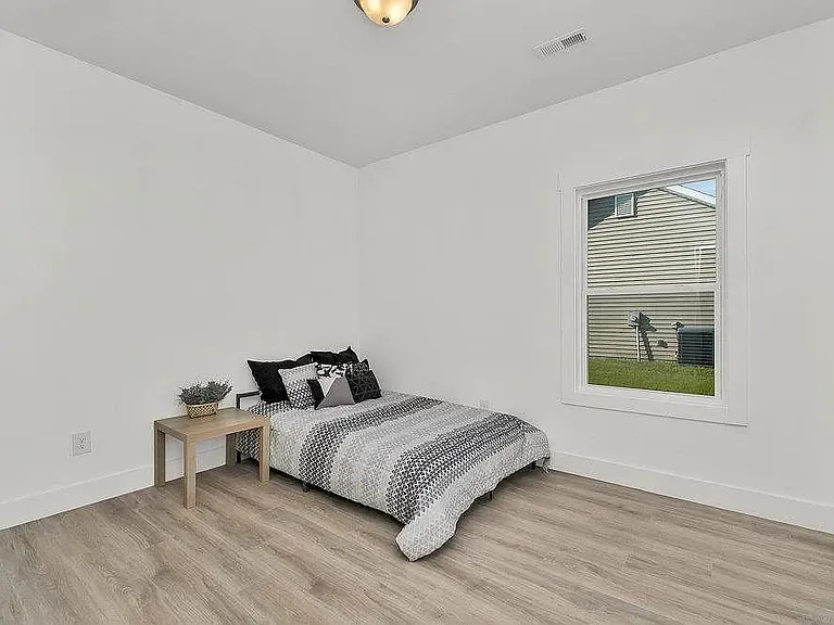 206 Essex Dr — Photo 15