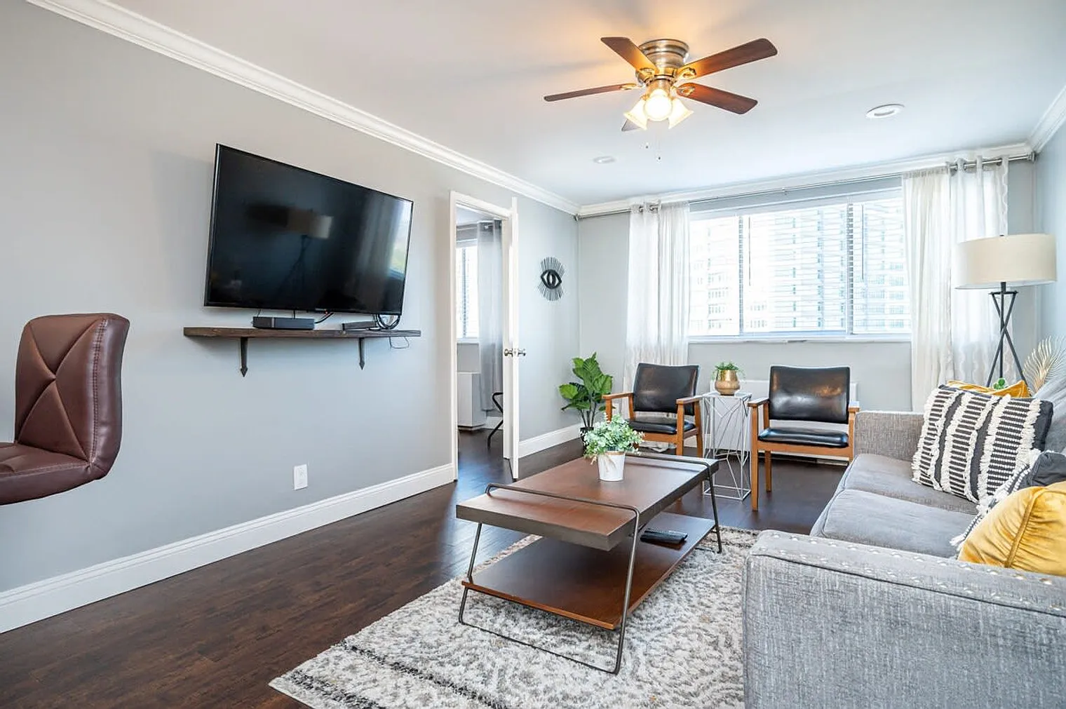 2 bed, 1.0 bath, 839 sqft, $2,502 — Photo 3