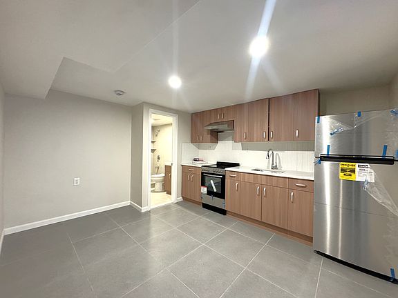 4th image of 472 Irving Ave #1B