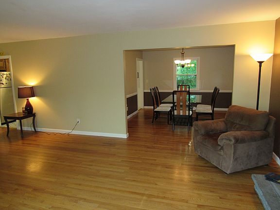 4th image of 102 Acorn Dr
