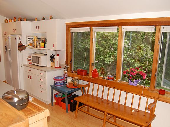 3rd image of 899 Stoneleigh Ave