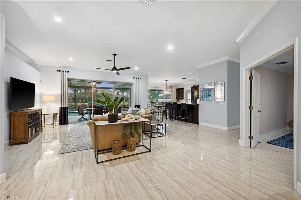 4 bed, 2.5 bath, 2326 sqft, $10,900 — Photo 3