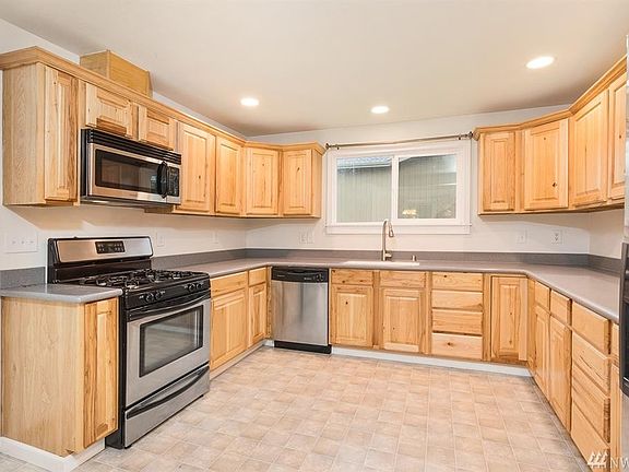 3rd image of 770 NE Glenridge Ct