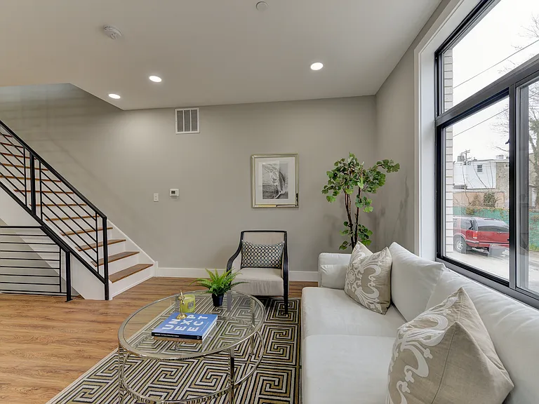 135 E Springer St — Photo 33