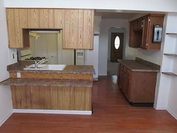 3rd image of 4918 Longwood Ave