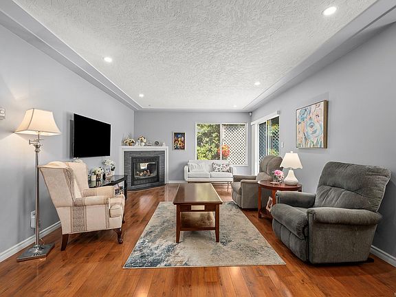 3rd image of 950 Braidwood Rd #1